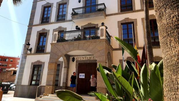 El PSOE de Adra denuncia un supuesto «trato de favor» entre los empleados del Ayuntamiento