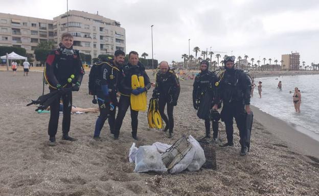 Buzos de Calahonda retiran 100 kilos de basura de la costa abderitana