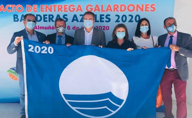 Adra recibe las cuatro Banderas Azules que ondean en sus playas