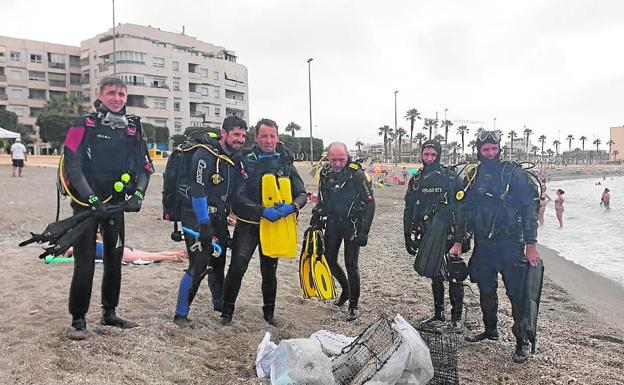 Adra retira 100 kilos de basura de sus playas gracias al voluntariado