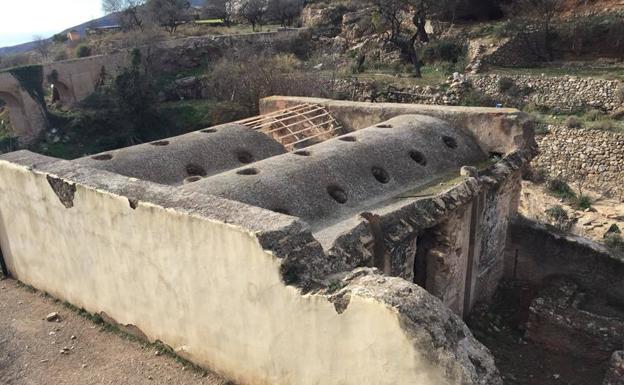 Preocupación en Dalías por el deterioro de Los Baños de la Reina y la torre La Garita