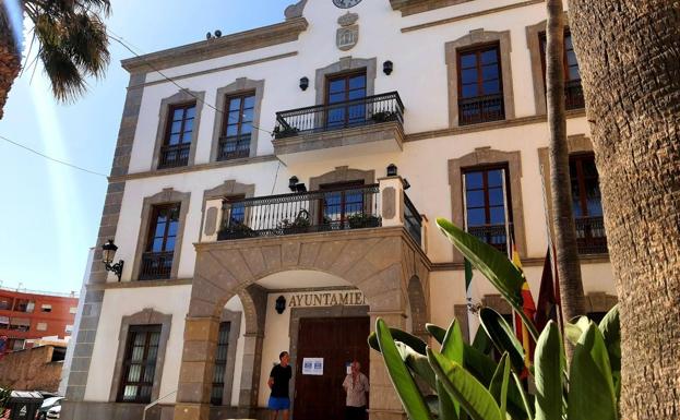 Adra obliga a cumplir un horario fijo para el baldeo de fachadas