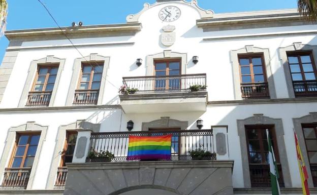Adra crea un protocolo para atender a víctimas de delitos de odio por homofobia