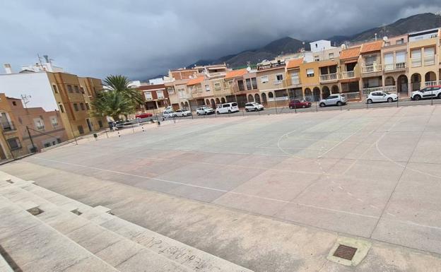 Ismael Torres sugiere instalar canastas de baloncesto en el parque del Cercado de Adra