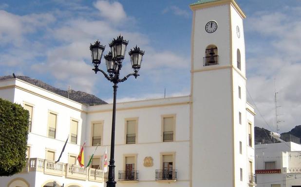 Cierran el Ayuntamiento de Dalías por un positivo en la plantilla municipal
