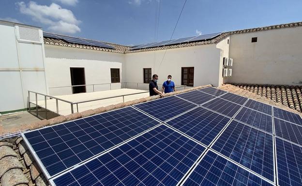 Berja instala placas solares fotovoltaicas en la cubierta de 13 edificios municipales
