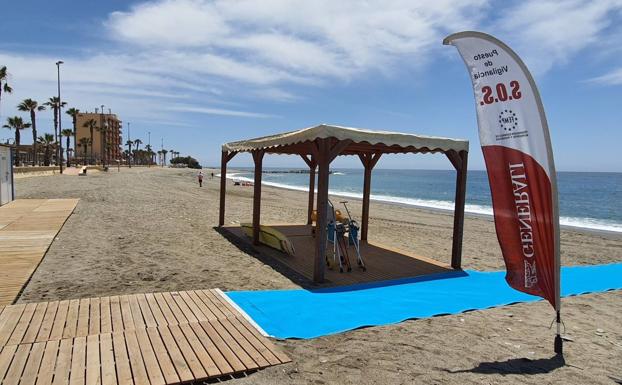 Recogen firmas por la supresión de una pasarela de acceso en una playa de Adra