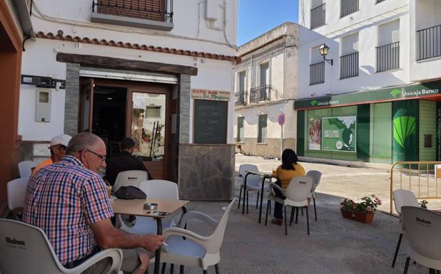 Laujar da por «controlado» el brote y Dalías retoma la actividad en su ayuntamiento