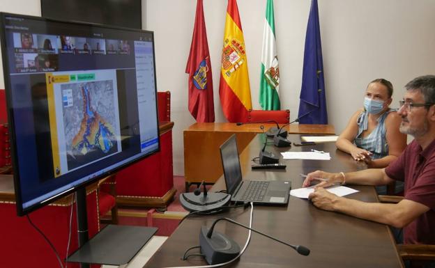 Cortés anuncia para «otoño» la redacción del proyecto para encauzar el río Adra