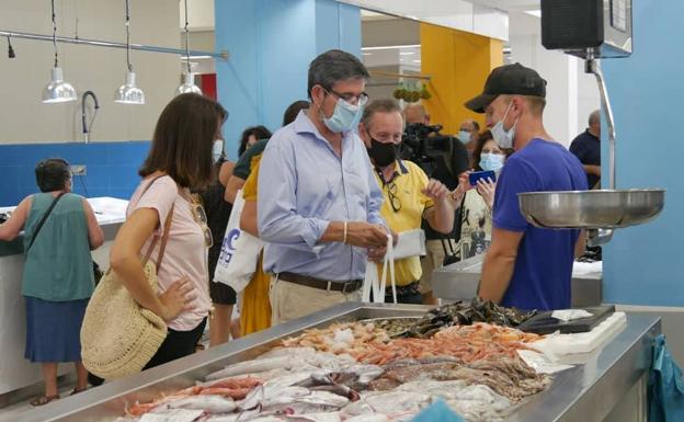 Adra reubica los puestos del Mercado y anuncia para «septiembre» el fin de las obras