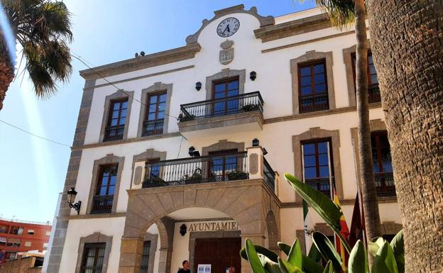 El Ayuntamiento de Adra celebra el negativo de sus empleados y vuelve a abrir sus puertas