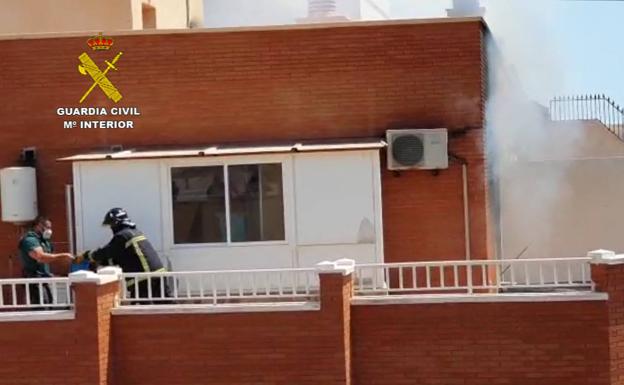 La Guardia Civil auxilia a dos personas durante el incendio de su vivienda