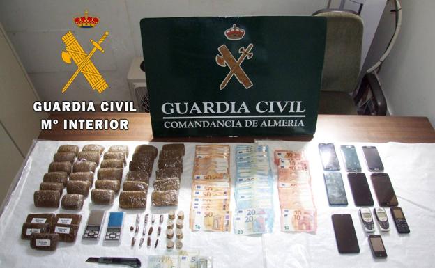 La Guardia Civil desmantela en Balanegra un 'supermercado' de droga y detiene a cinco personas