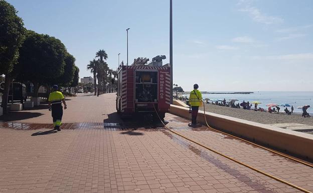Bomberos del Poniente vuelve a actuar en la desinfección de las calles de Adra
