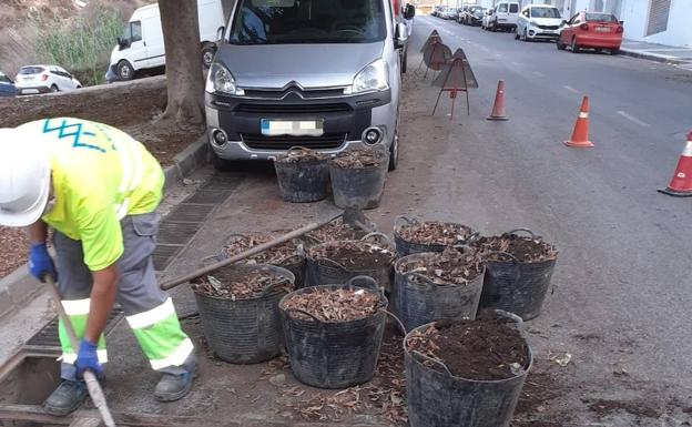 Hidralia sanea los imbornales ante «las posibles lluvias de otoño»