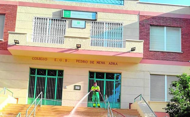 Adra destina a los colegios personal de mantenimiento para desinfectar y delimitar rutas