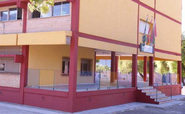 Once niños con necesidades especiales de Berja faltan a clase para exigir un aula TEA