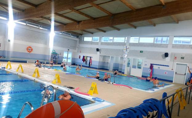 La Piscina Municipal de Adra retoma los cursos de natación con grupos reducidos