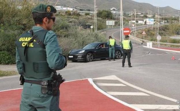Subdelegación recuerda que no hay fiestas en Dalías y que está prohibido circular a pie por la A-358