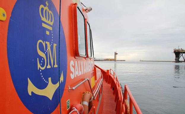 Buscan una embarcación con tres pescadores desaparecidos desde el viernes en Adra
