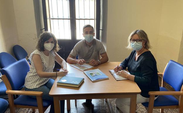 Berja oferta a sus mayores talleres de memoria 'a domicilio'