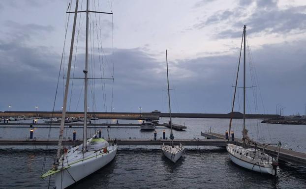 Buzos de la Guardia Civil buscan a Juan Andrés Barranco en el Puerto de Adra