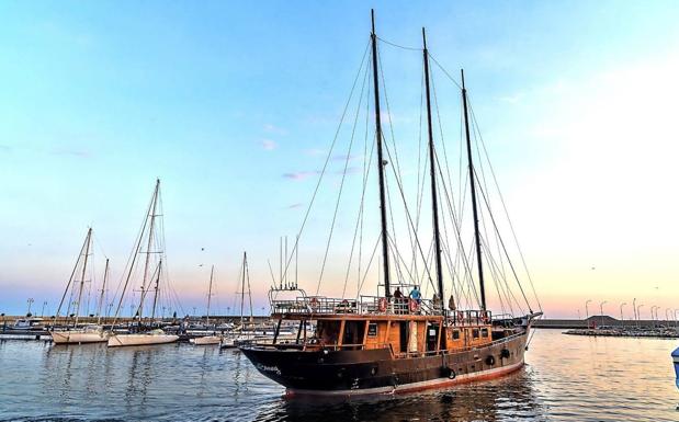 El Anne Bonny establece en Adra su puerto base