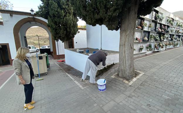 Berja adelanta la apertura del cementerio y limita su aforo