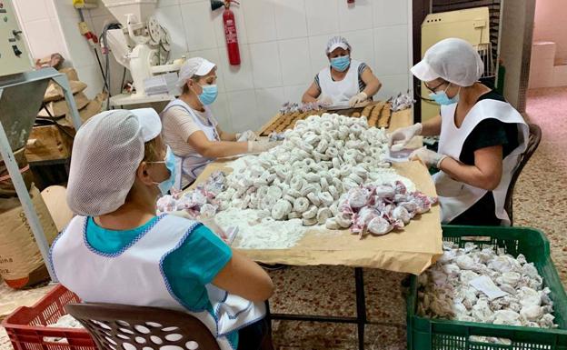 El mantecado de toda la vida se hornea en la Alpujarra