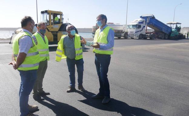 Puertos asfalta 6.000 metros cuadrados del muelle de Adra