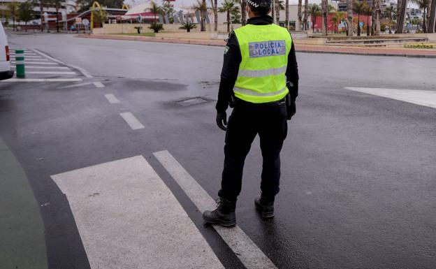 La Policía Local de Adra precinta un pub por celebrar fiestas «a puerta cerrada sin control» de forma reiterada