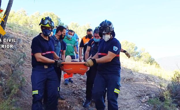 Rescatan a una senderista que había sufrido una caída en un desnivel en una ruta realizada en Laujar