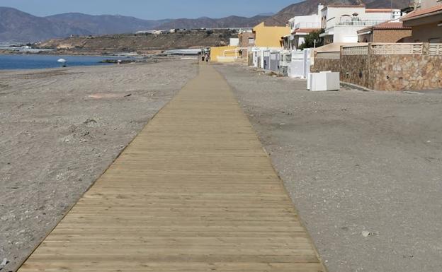 Balanegra instala una pasarela de madera para ampliar su paseo marítimo