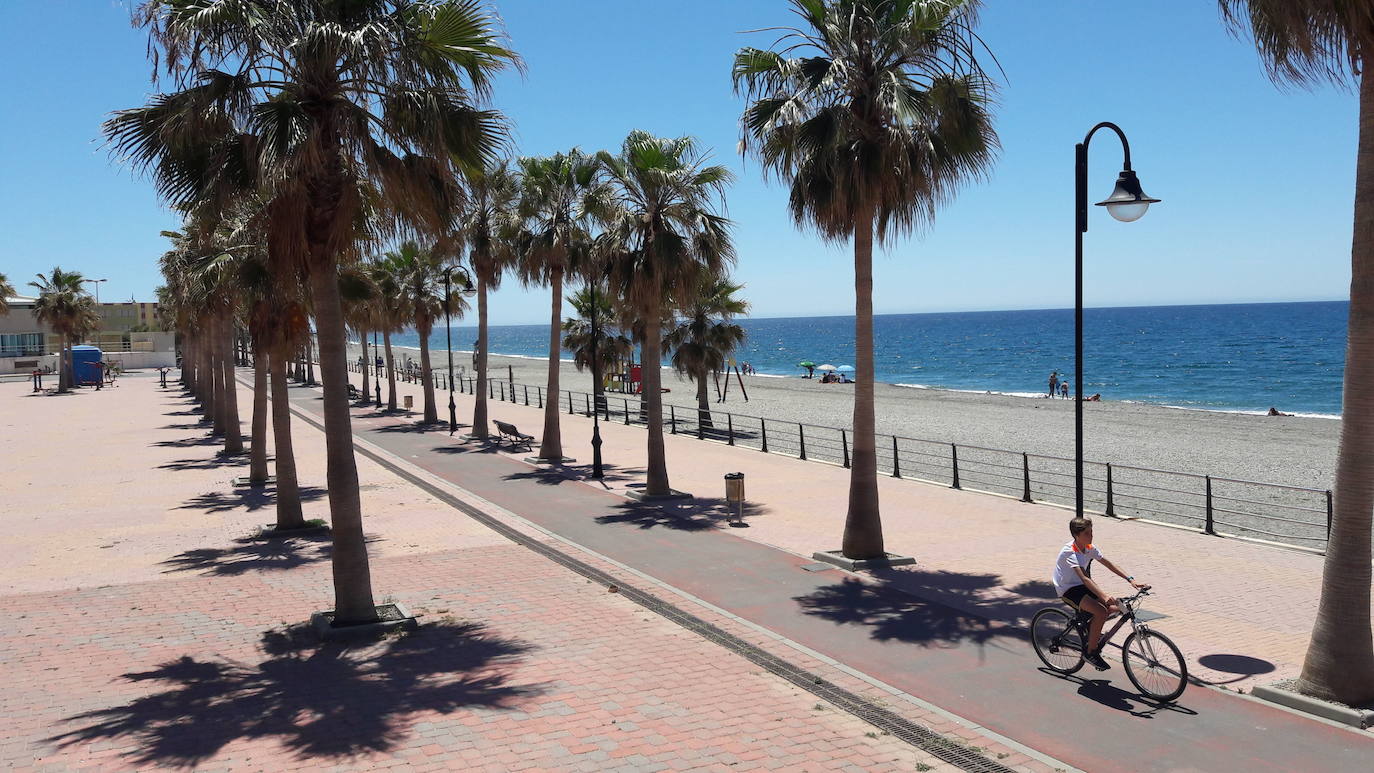 Adra plantea instalar «aparca bicicletas» y «pasarelas ecológicas» en sus playas