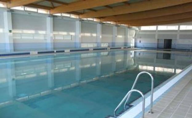 El PSOE pide congelar la tasa de la Piscina Cubierta de Adra y más actividad al aire libre