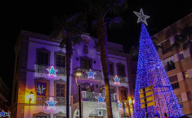 Adra convoca su primer concurso de árboles de Navidad