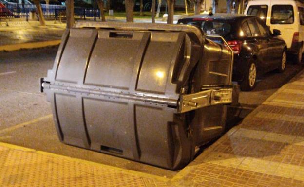 Las rachas de viento provocan una veintena de incidencias en Adra