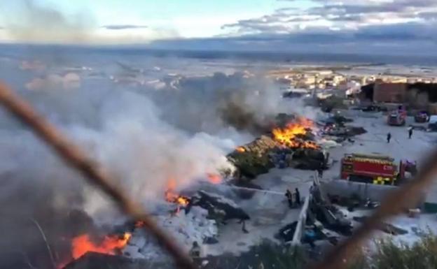 Arde un punto de acopio de residuos en Puente del Río