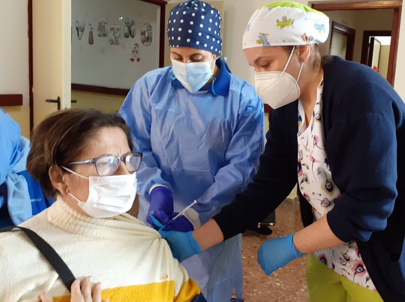 Paquita, la primera persona que recibe la vacuna contra el coronavirus en Adra