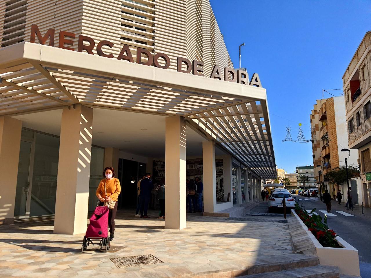 Roban varios jamones y una caja registradora del Mercado de Adra