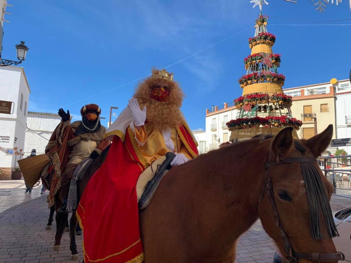 Los Reyes Magos desfilan por Adra y la Alpujarra