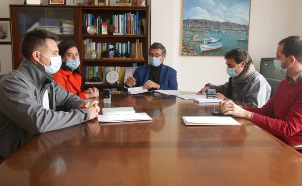 Firmado el contrato para mantener los jardines y podar los árboles de Adra
