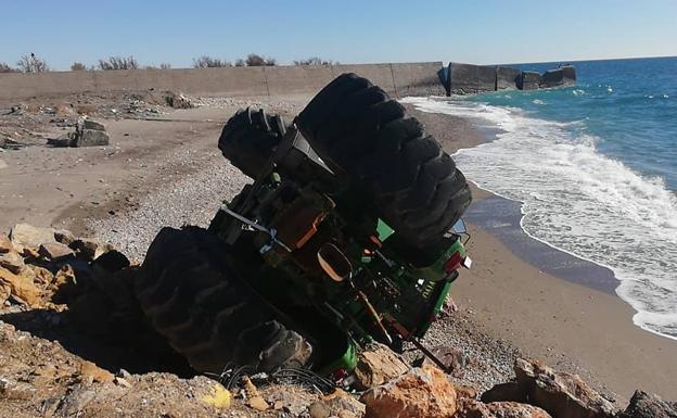 Un tractor 'varado' en la desembocadura del río Adra