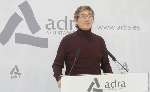 Adra clausura la piscina municipal, el mercadillo, los talleres municipales y las escuelas deportivas