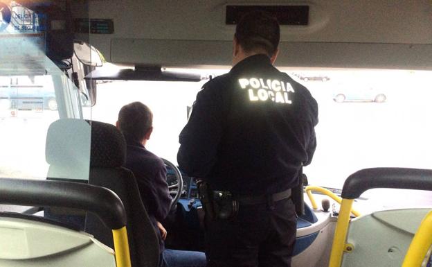 Agentes de la Policía Local supervisan esta semana el transporte escolar