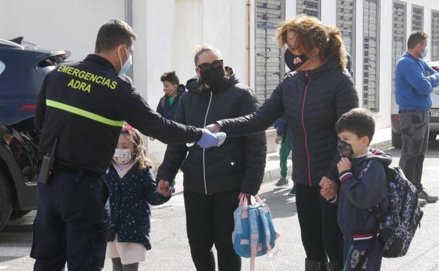 Reparto de mascarillas en las inmediaciones de los colegios