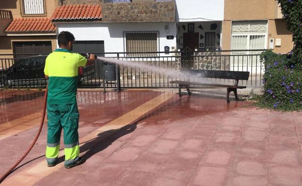 El Ayuntamiento crea dos bolsas de empleo para reforzar el servicio de limpieza en Adra
