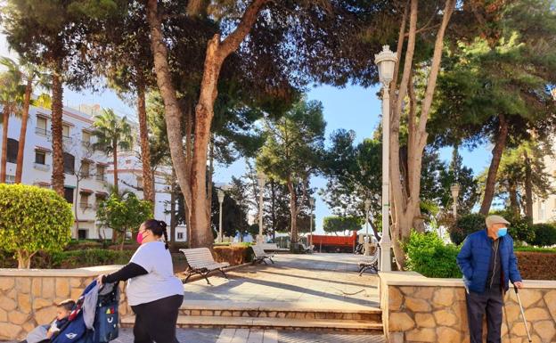 Los vecinos de los Jardines de Heredia de Adra se plantan: «Esto es insoportable»