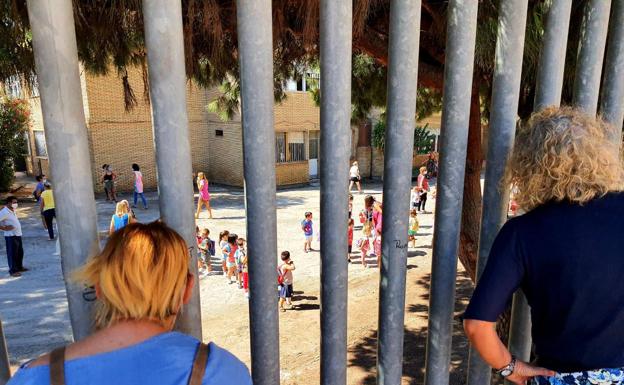 Las asociaciones de madres y padres de Adra piden el cierre de los centros educativos durante 15 días