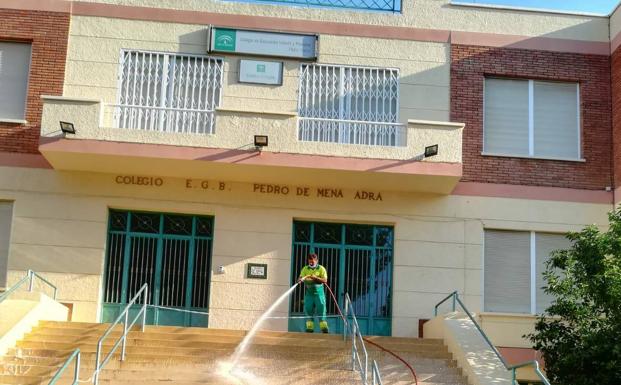 El Ayuntamiento de Adra invierte 18.000 euros más en la desinfección de los colegios